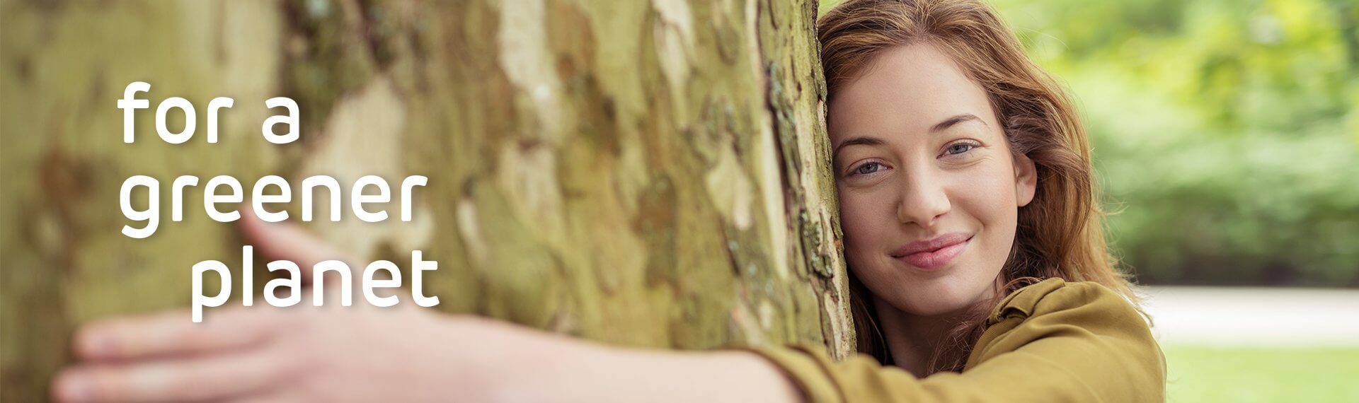 Frau Umarmt baum mit for a greener planet Schriftzug