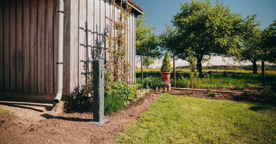 Fuente granito oscuro GRAF recuperacion agua de lluvia jardin